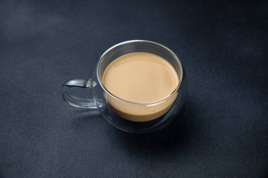 Bir fincan kahve, sütlü Americano.