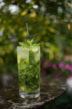 Mojito alkollü bir kokteyl..