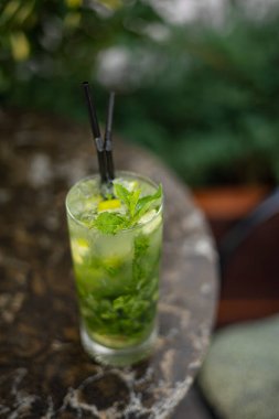 Mojito alkollü bir kokteyl..