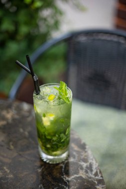 Mojito alkollü bir kokteyl..
