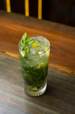 Mojito alkollü bir kokteyl..