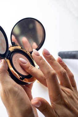 Beyaz arka planda profesyonel cilt kozmetikleri