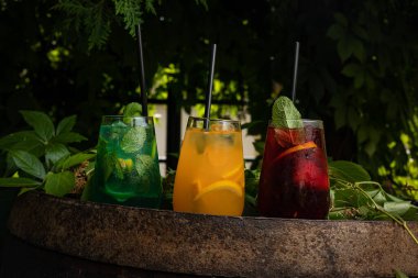 Bahçede buzlu soğuk limonata.