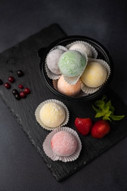 Japon ulusal tatlısı - koyu arkaplanda mochi