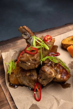 Lokantada nefis et yemeği. 