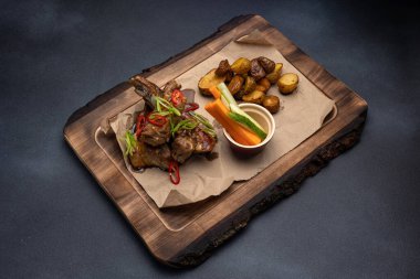 Lokantada nefis et yemeği. 