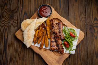 Lokantada nefis et yemeği. 