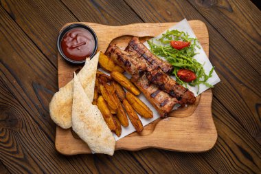 Lokantada nefis et yemeği. 