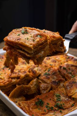 Lokantada nefis et lazanyası. 