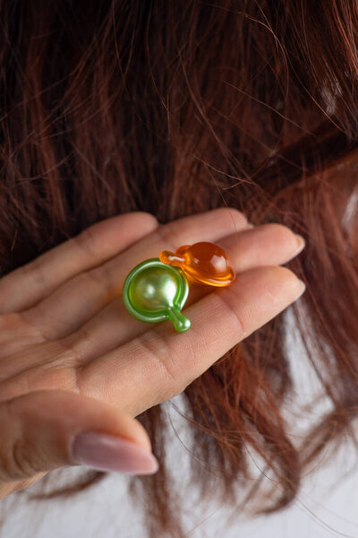 профессиональная косметика для волос на белом фоне