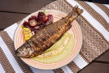 Restoranda nefis bir balık yemeği.