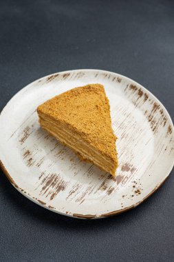 Tabakta lezzetli bir tatlı. Siyah arka plan. Kapat. 