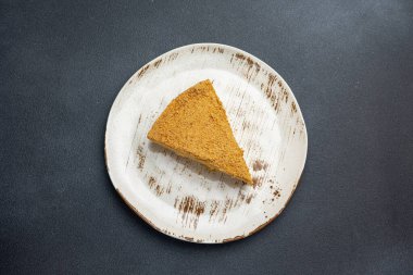 Tabakta lezzetli bir tatlı. Siyah arka plan. Kapat. 