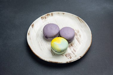 Tabakta lezzetli bir tatlı. Siyah arka plan. Kapat. 