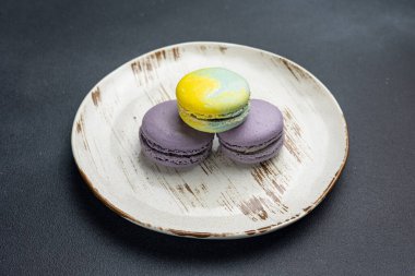 Tabakta lezzetli bir tatlı. Siyah arka plan. Kapat. 