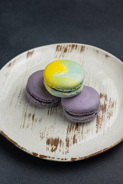 Tabakta lezzetli bir tatlı. Siyah arka plan. Kapat. 