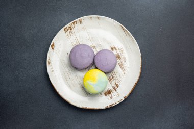 Tabakta lezzetli bir tatlı. Siyah arka plan. Kapat. 