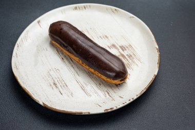 Tabakta lezzetli bir tatlı. Siyah arka plan. Kapat. 