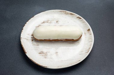 Tabakta lezzetli bir tatlı. Siyah arka plan. Kapat. 