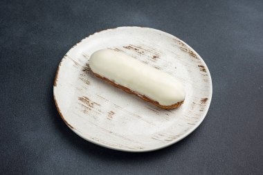 Tabakta lezzetli bir tatlı. Siyah arka plan. Kapat. 