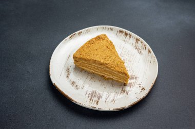 Tabakta lezzetli bir tatlı. Siyah arka plan. Kapat. 