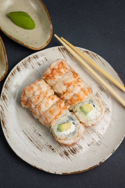 Philadelphia usulü karides ve avokado. Siyah arka plan. Kapat. 