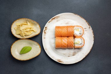 Somonlu lezzetli rulo, Japon mutfağı. Siyah arka plan. Kapat. 