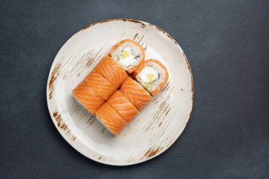 Somonlu lezzetli rulo, Japon mutfağı. Siyah arka plan. Kapat. 