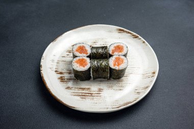 Somonlu lezzetli rulo, Japon mutfağı. Siyah arka plan. Kapat. 