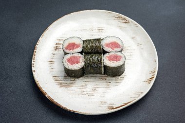 Lezzetli ton balığı rulosu, Japon mutfağı. Kapat. 
