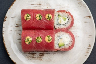 Lezzetli ton balığı rulosu, Japon mutfağı. Kapat. 