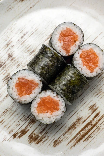 Delizioso Rotolo Con Salmone Cucina Giapponese Fondo Nero Vicino — Foto Stock