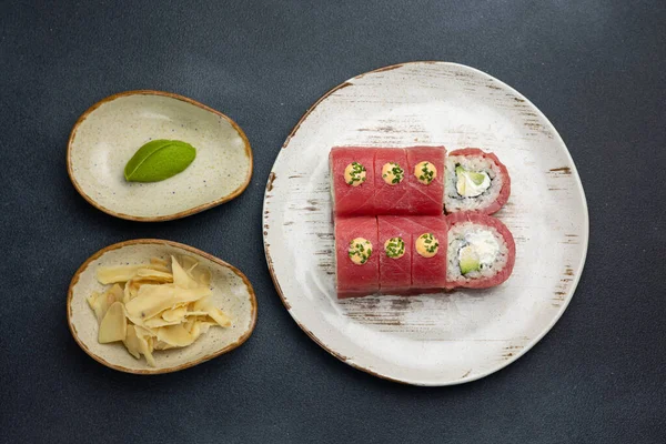 美味的金枪鱼卷 日本料理 靠近点 — 图库照片