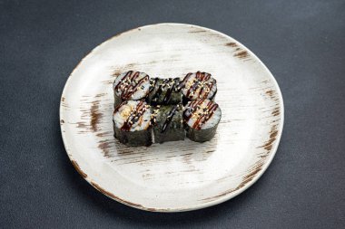 Lezzetli yılan balığı sarmaları. Yakın plan.