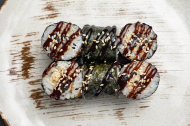 Lezzetli yılan balığı sarmaları. Yakın plan.