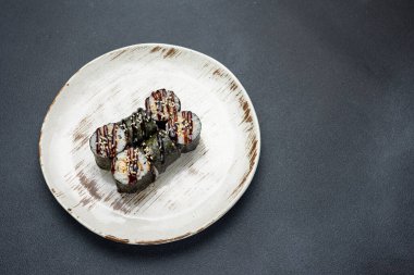 Lezzetli yılan balığı sarmaları. Yakın plan.