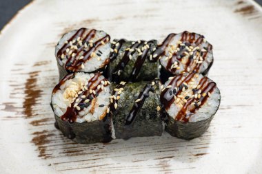 Lezzetli yılan balığı sarmaları. Yakın plan.