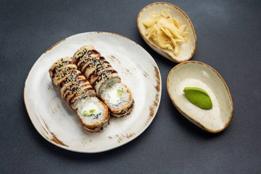 Lezzetli yılan balığı sarmaları. Yakın plan.