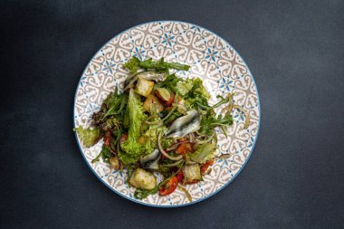 Restoranda nefis bir salata. Yakın plan.