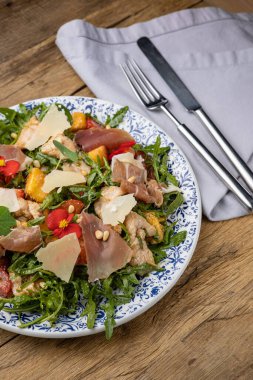 Restoranda nefis bir salata. Yakın plan.