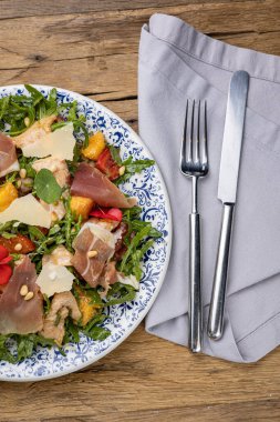 Restoranda nefis bir salata. Yakın plan.