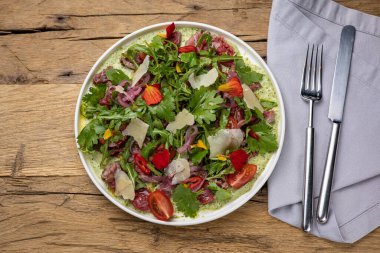 Restoranda nefis bir salata. Yakın plan.