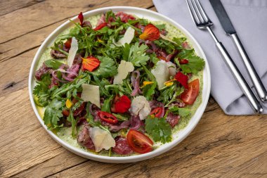 Restoranda nefis bir salata. Yakın plan.