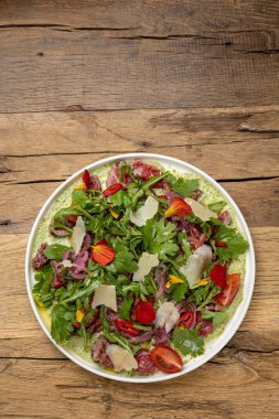 Restoranda nefis bir salata. Yakın plan.