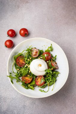 Restoranda nefis bir salata. Yakın plan.