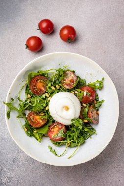 Restoranda nefis bir salata. Yakın plan.