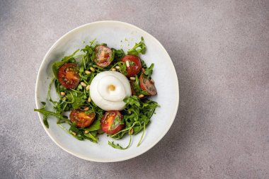 Restoranda nefis bir salata. Yakın plan.