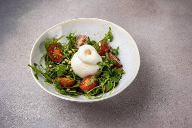 Restoranda nefis bir salata. Yakın plan.