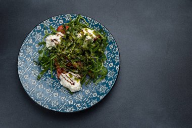 Restoranda nefis bir salata. Yakın plan.