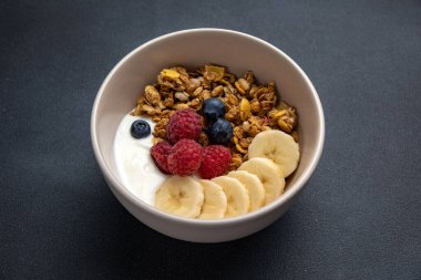 Nefis bir kahvaltı. Çilekli yulaf ezmesi. Yakın plan.